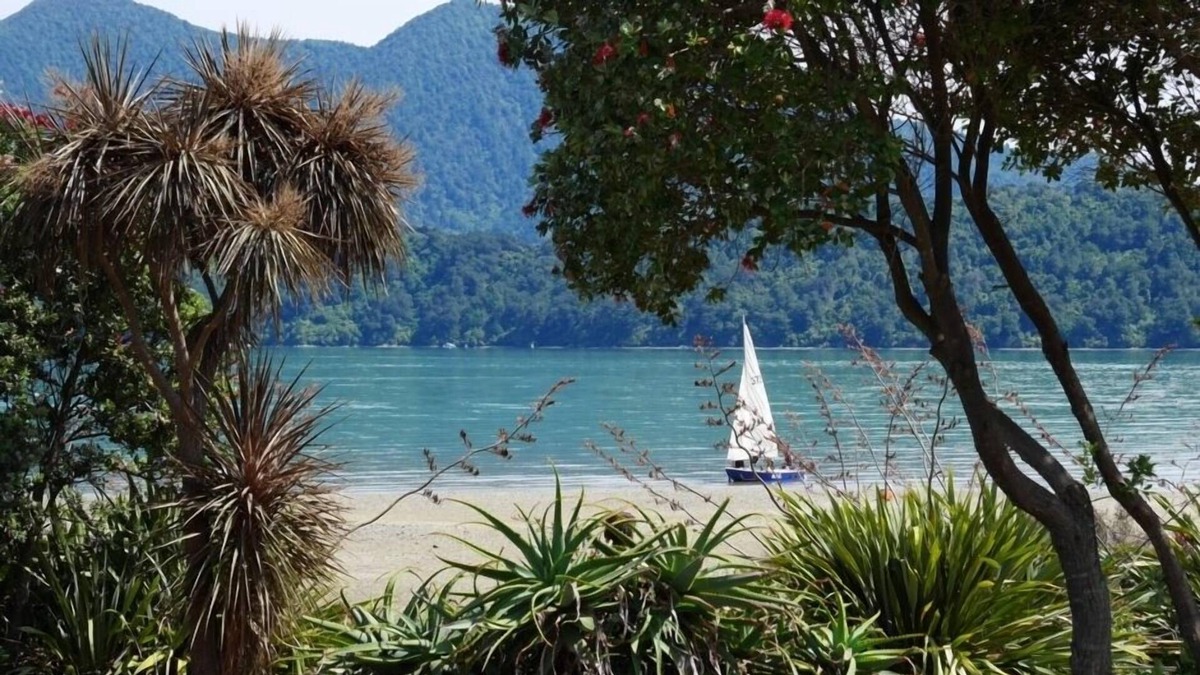 Mahau Sound Cottage | Ohingaroa Bay cabin.