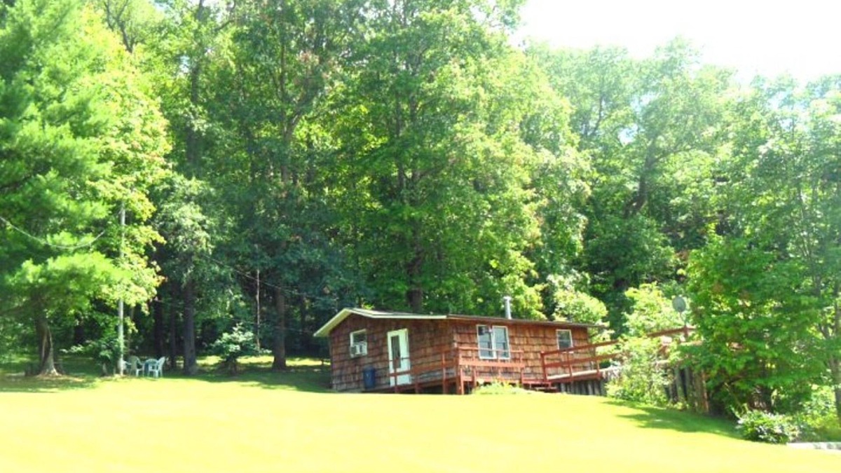 Dellroy Cabin | Ohio Cabin near Amish Country Pro Football HOF Hiking trails Near lake Fire Pit.