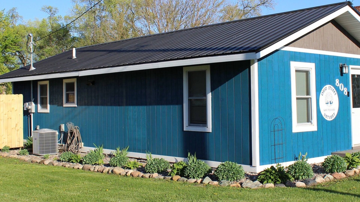 Prairie Du Chien House | Ohio Street Retreat-hot tub, massage chair, pool
