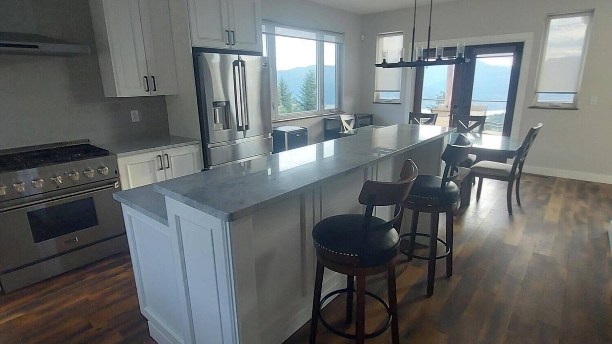 Central Okanagan House | Okanagan Acreage close 2 Predator Ridge Golf, Wine, Beach, 50th parallel, Hiking