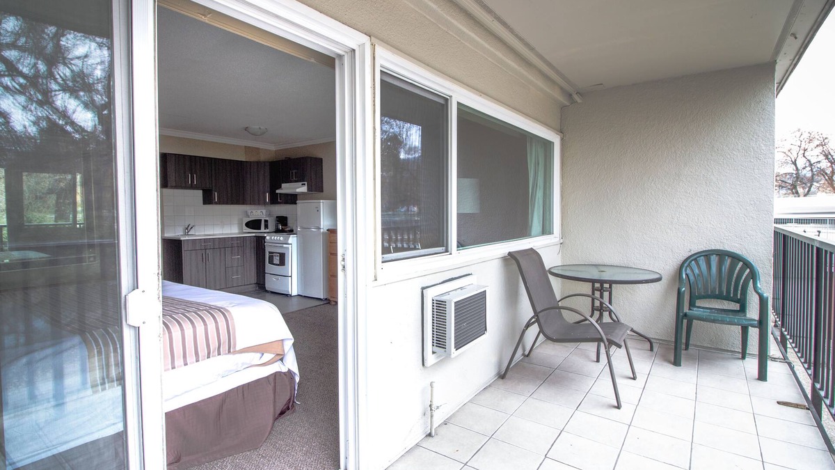 Vernon Hotel | Okanagan Royal Park Inn by Elevate Rooms