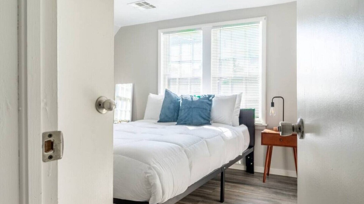Lincoln Terrace Apartment | OKC 9 · Charming Carriage Cottage from 1920's!