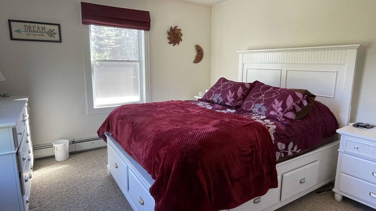 Mount Holly Apartment | Okemo getaway. Cozy 2 bedroom just 5 miles from Okemo, 12 miles to killington.