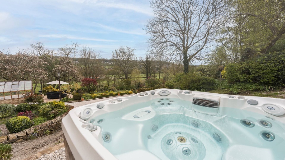 Matlock Cottage | Oker Farm - a farmhouse that sleeps 12 guests in 5 bedrooms