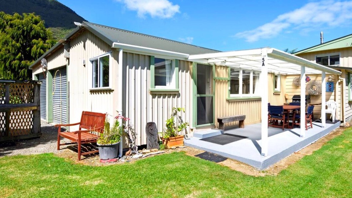 Okiwi Bay Cottage | Okiwi Bay Cosy Cottage