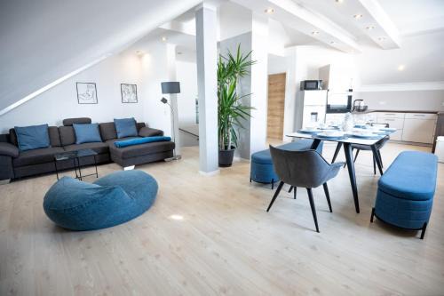 Monikaviertel Apartment | Oktoberfest-Special CASA 8070 Exklusive Maisonette 91 qm 4 Zimmer 1-9 Personen in Ingolstadt nähe A9, inklusive Parkplatz am Haus, Netflix, Kaffee, Tee, 24-h self-check-in, ideal für Gruppen, Familien und Geschäftsreisende