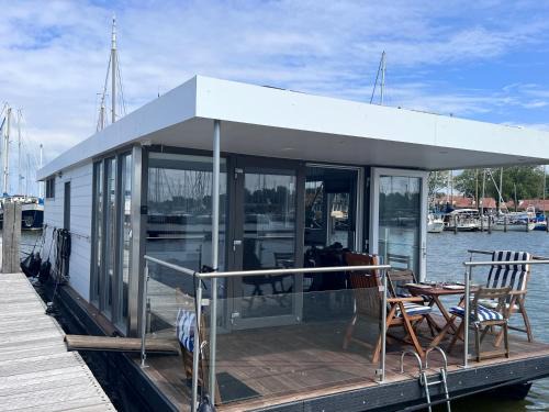 Lelystad Boat Rental | Oktopus-Lofts - Houseboat