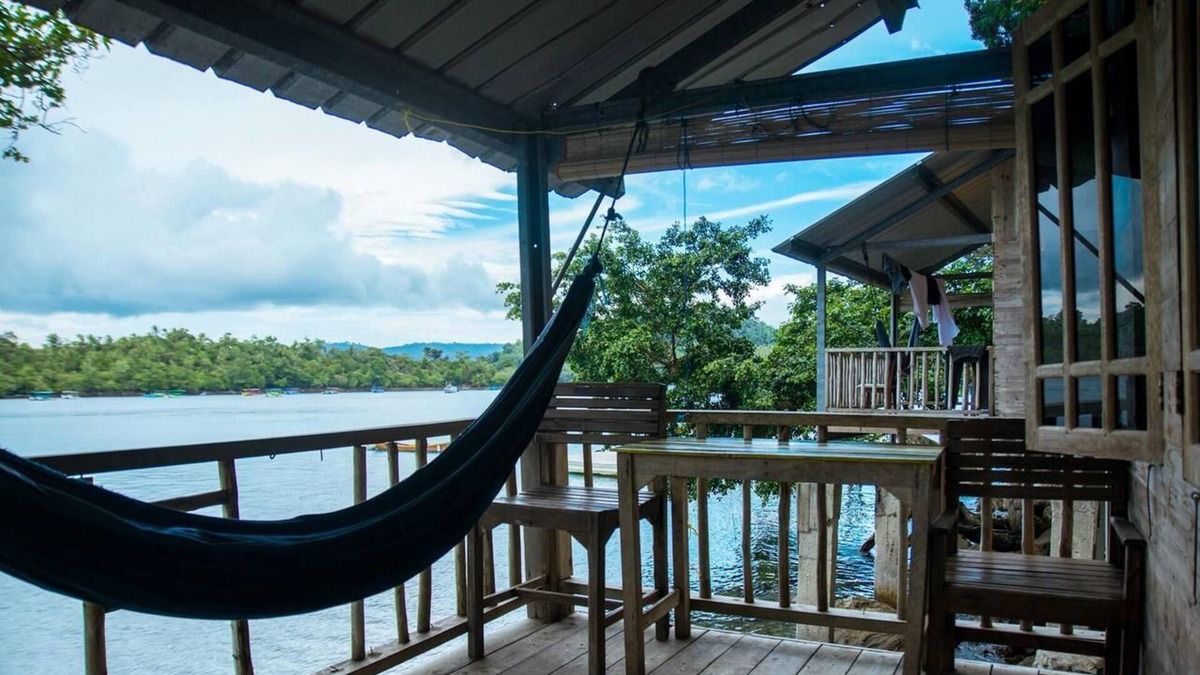 Sabang House | Olala Café & Bungalows has a great location, right on the sea.