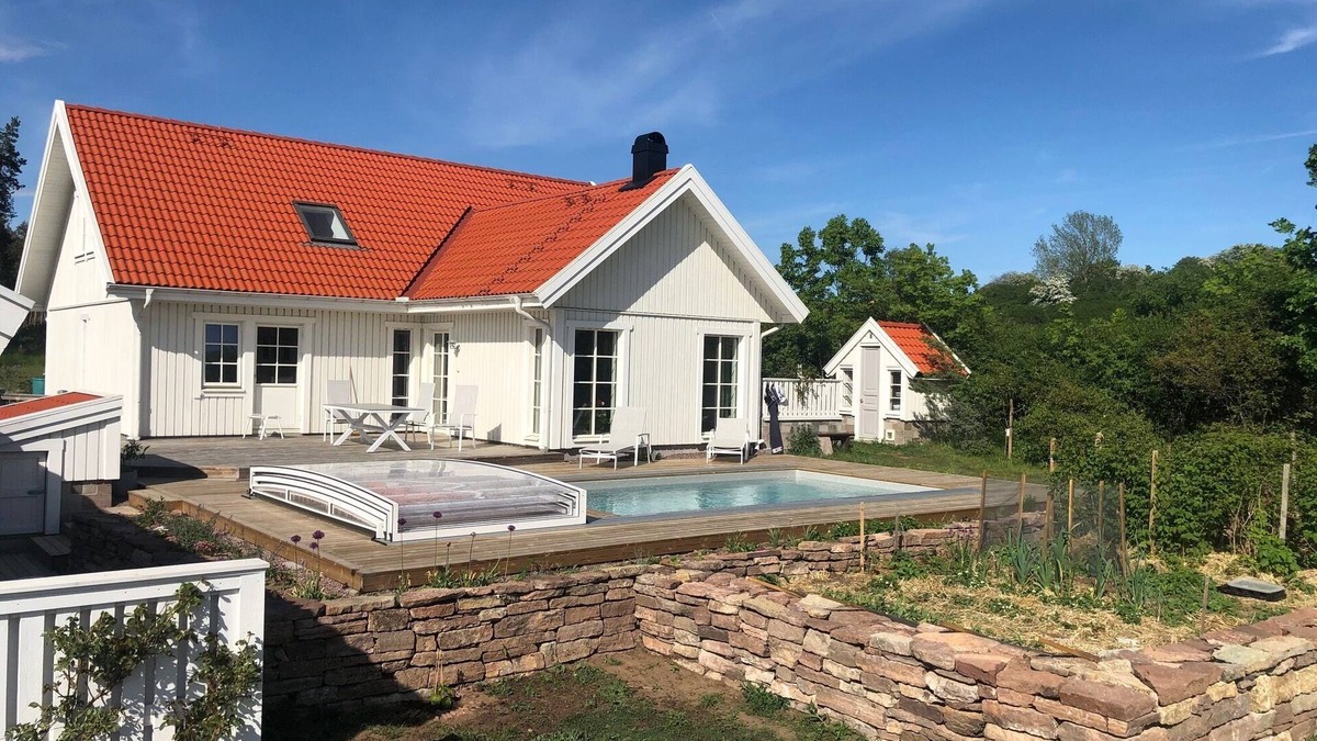 Stora Ror Villa | Ölandsvilla with heated pool and full comfort.