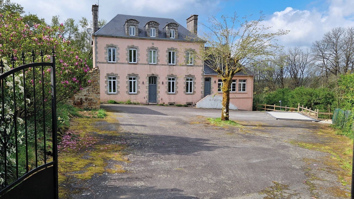 Langoelan House | Old 5 bed School House with games room & Garden