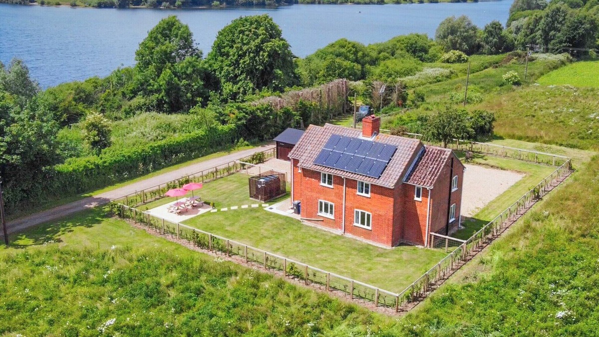 Holbrook Cottage | Old Alton Hall Farmhouse