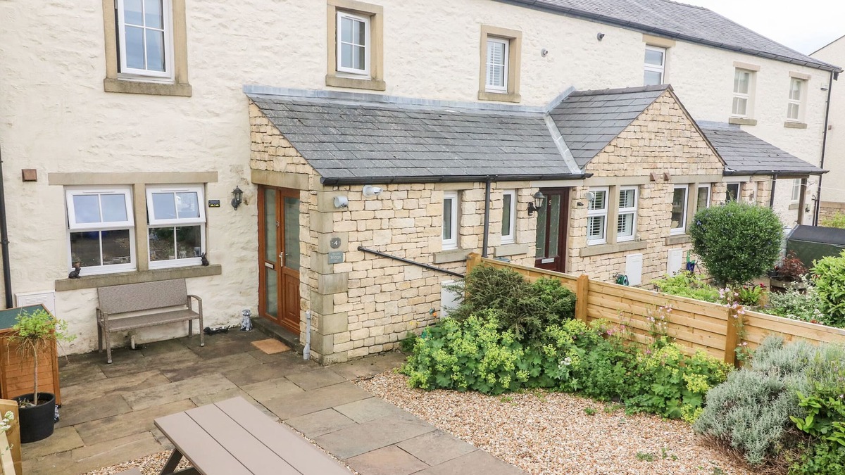 Ingleton Cottage | OLD BRIDGE INN, pet friendly, with open fire in Ingleton