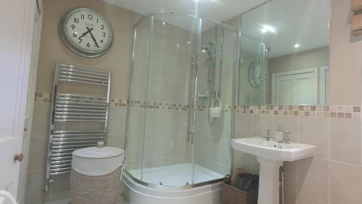 Bursledon Cottage | Old Bursledon Cottage, Dog Friendly With Private Hot Tub.nclose to River Hamble