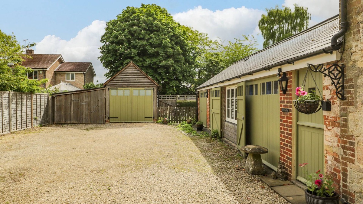 Lyneham Cottage | OLD CART SHED, pet friendly, character holiday cottage in Lyneham