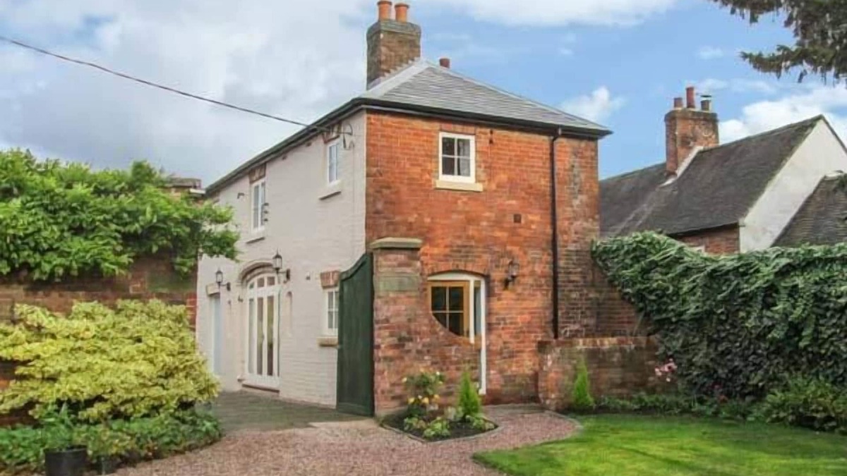 Checkley Cottage | OLD CHURCH COACH HOUSE, family friendly in Church Leigh