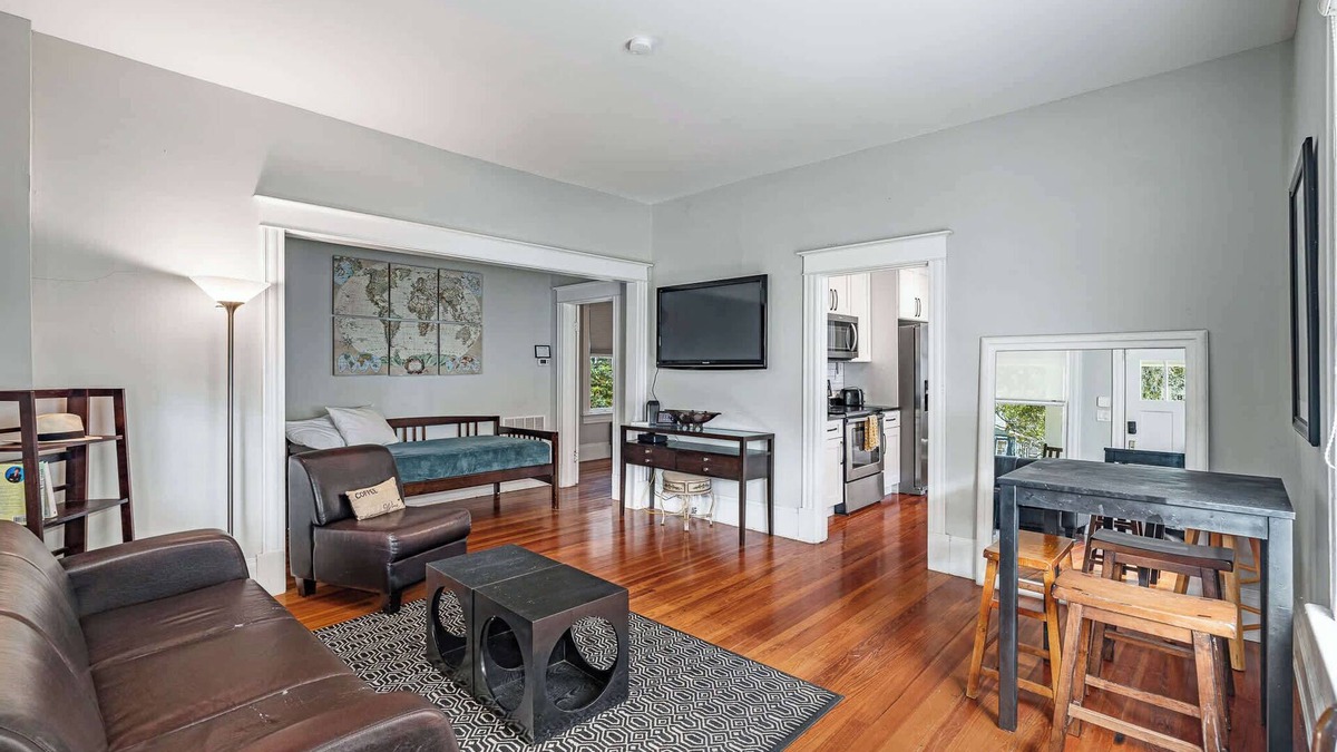 Downtown Historic District Apartment | Old City Charm l Historic l Walk to St George