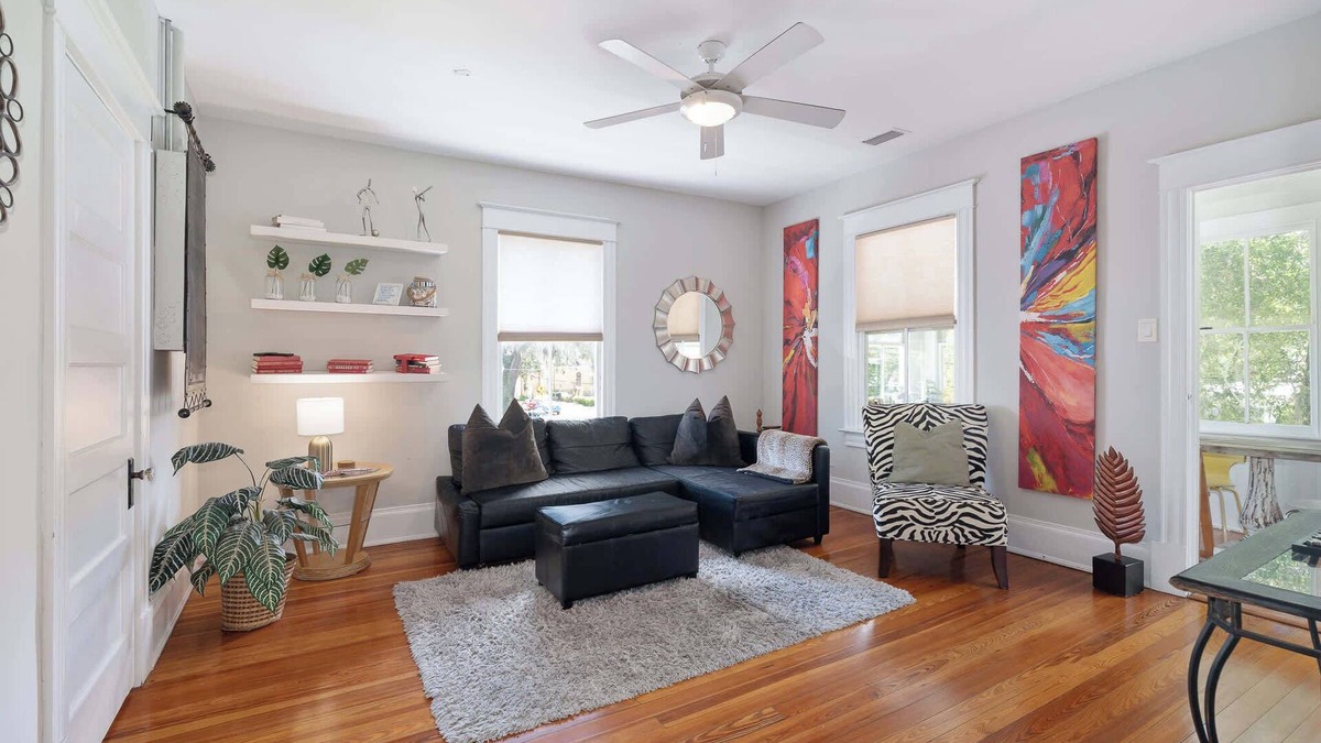 Downtown Historic District Apartment | Old City Hideout l Historic l Walk to St George