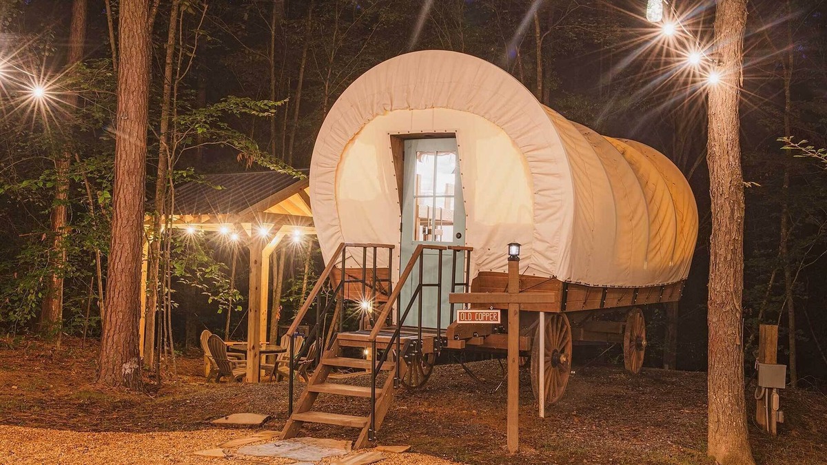 Benton Apartment | Old Copper Wagon | Wagon Glamping | Full Bath & AC