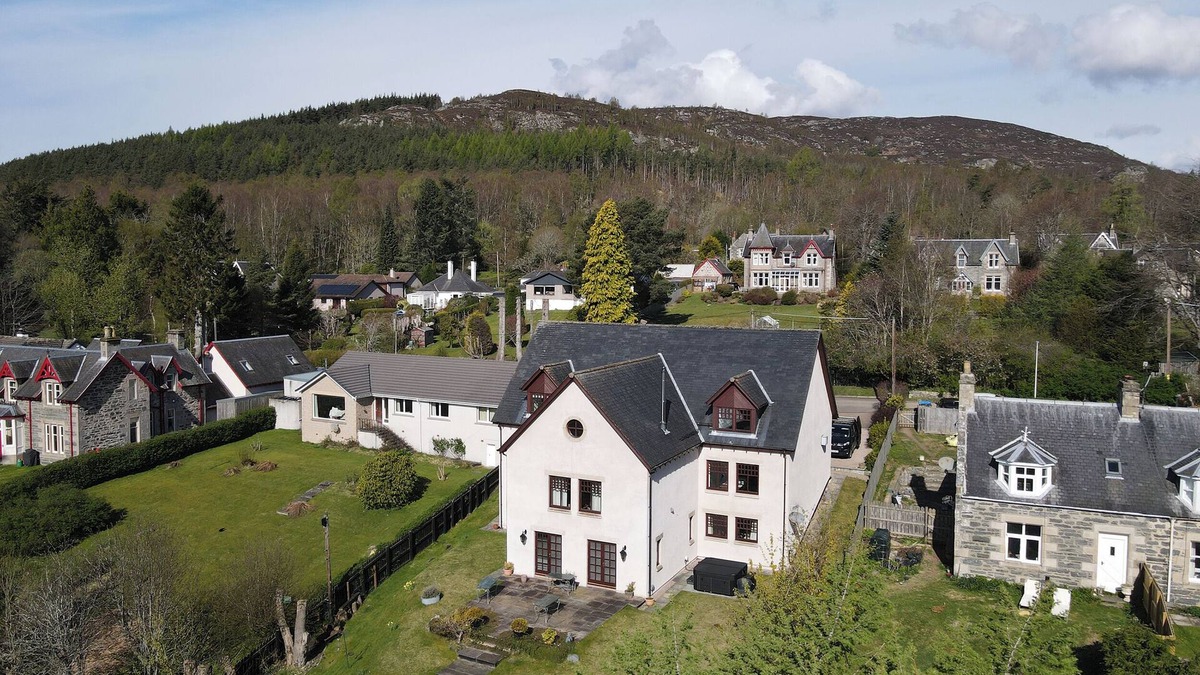 Kingussie Cottage | OLD DISTILLERY LODGE, pet friendly, with hot tub in Kingussie