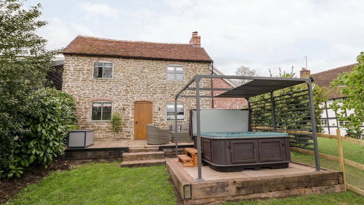 Tenbury Wells Cottage | OLD FARM COTTAGE, pet friendly, with hot tub in Tenbury Wells