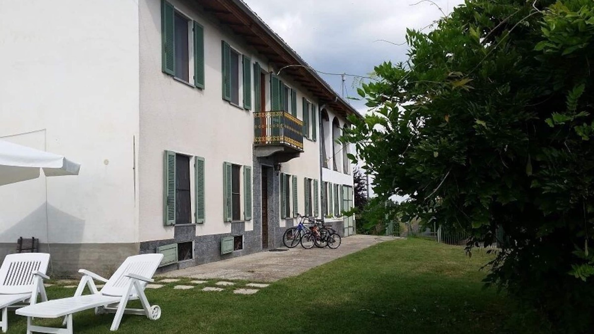 Simonetti House | Old farmhouse full of memories on a green hilltop