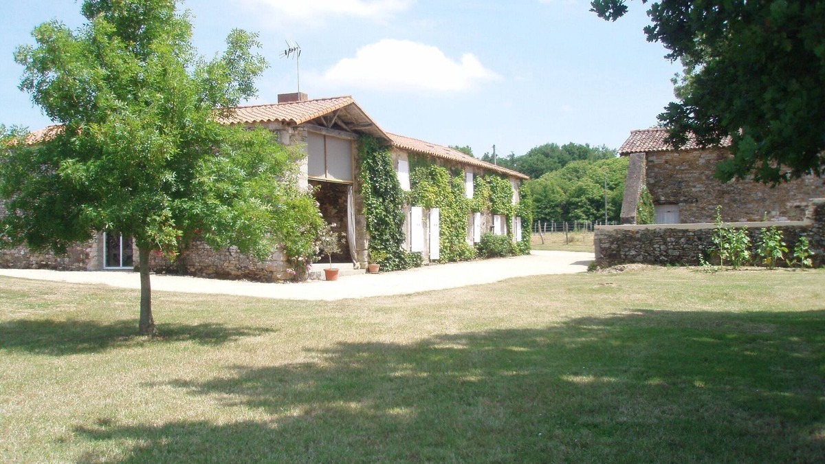 La Jaudonniere House | Old farmhouse renovated in a setting of meadows and forests.