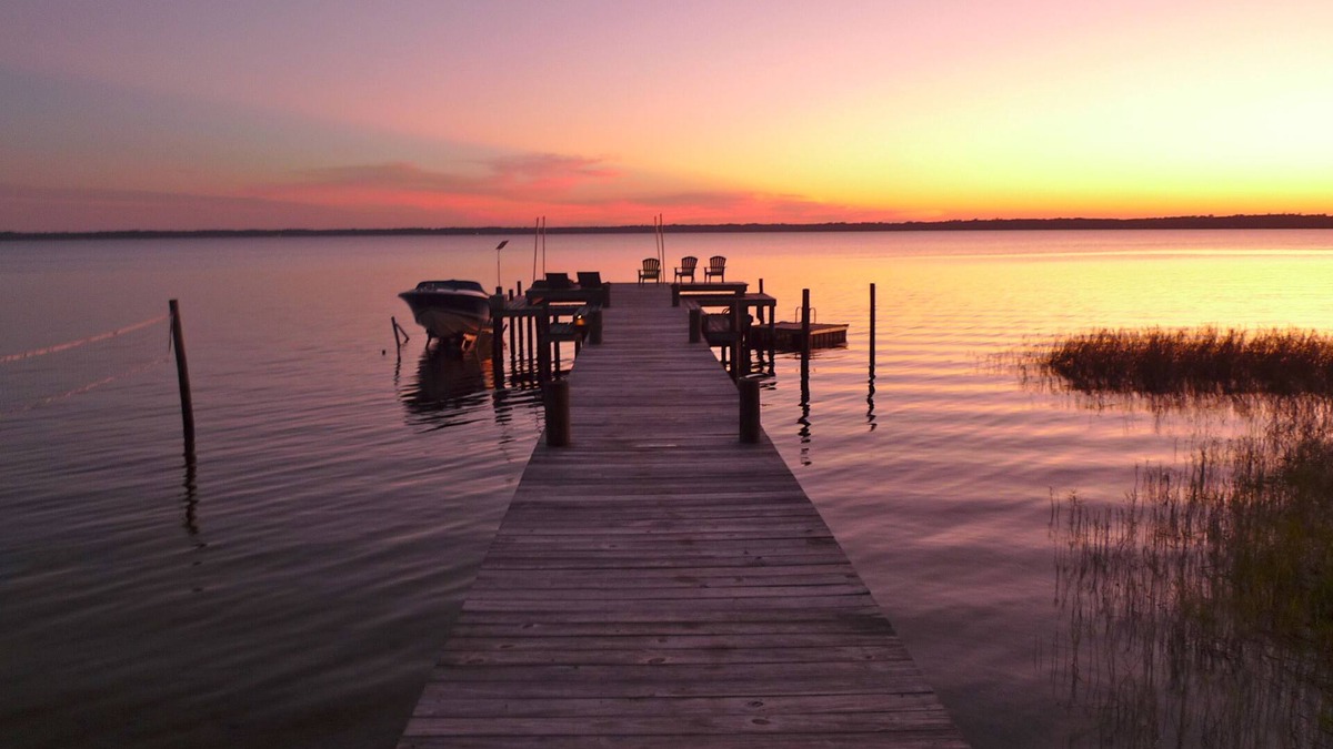 Melrose Cottage | Old Florida Sunsets Delights at Lake House retreat with spectacular beach & dock