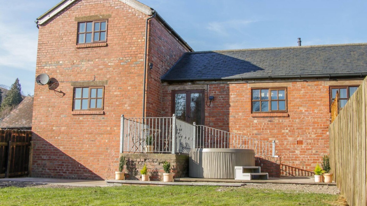 Church Stretton Cottage | OLD HALL BARN 2, pet friendly, with hot tub in Church Stretton