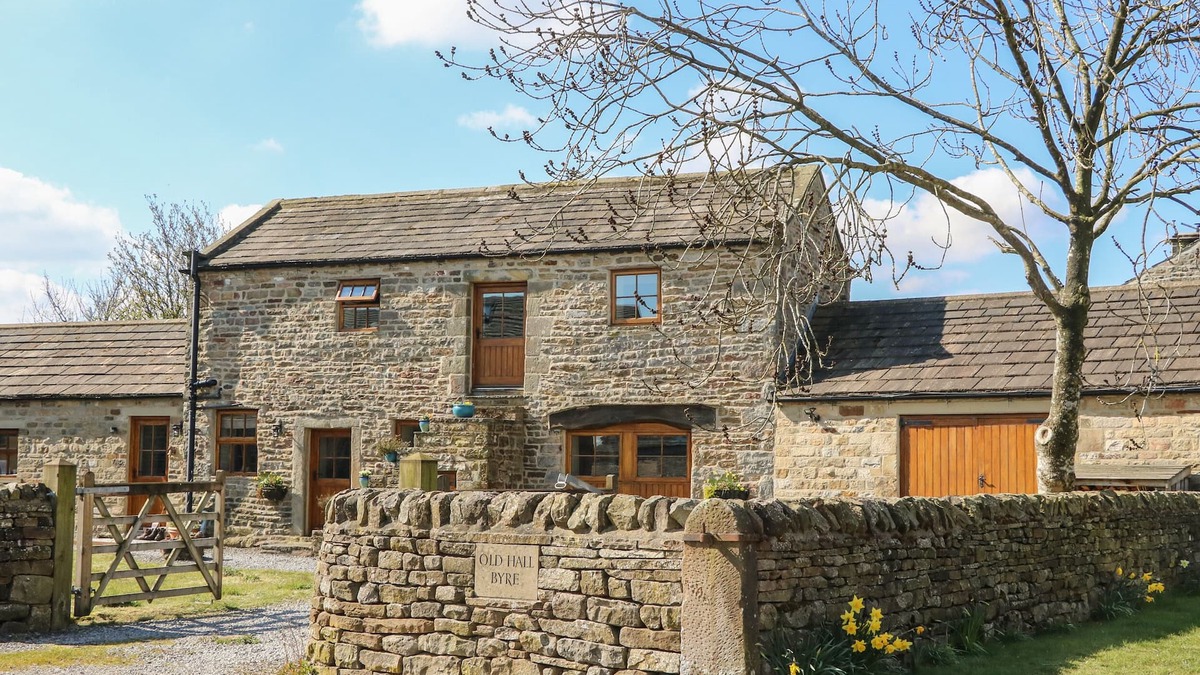 Leyburn Cottage | OLD HALL BYRE, pet friendly, with open fire in Carlton-In-Coverdale