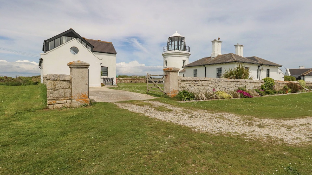 Southwell Cottage | OLD HIGHER LIGHTHOUSE BRANSCOMBE LODGE, with pool in Portland Bill