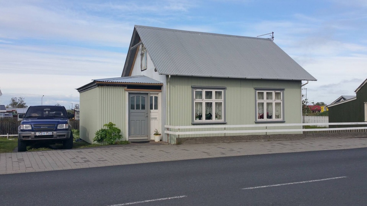 Eyrarbakki Cottage | Old house by the sea, Vulcan Hekla in front of the window, HG-00005951