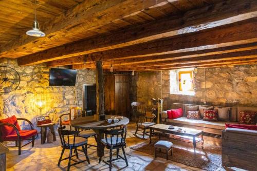 Pricelje Apartment | Old House Piperi