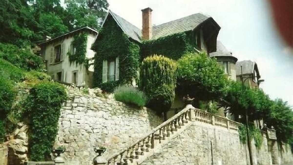 Saint-Nectaire House | Old house with character. Walled garden . Swimming pool and shops at 300 m