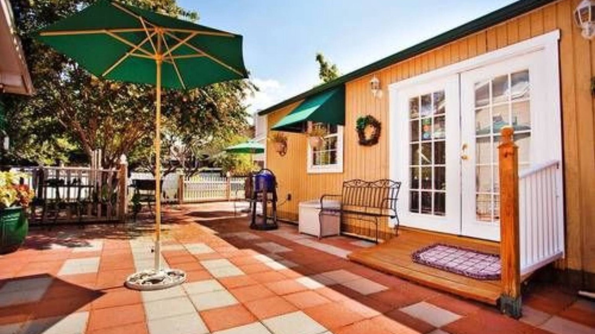 Denton Hotel | Old Irish Inn