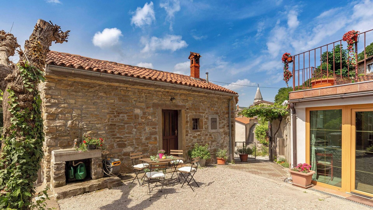 Koper House | Old Istrian house under the rock in Ospnn