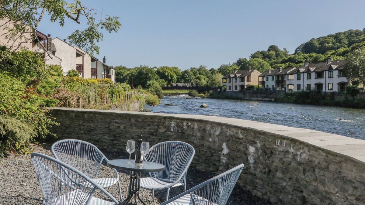 Backbarrow Cottage | OLD POST OFFICE COTTAGE, pet friendly, with a garden in Newby Bridge