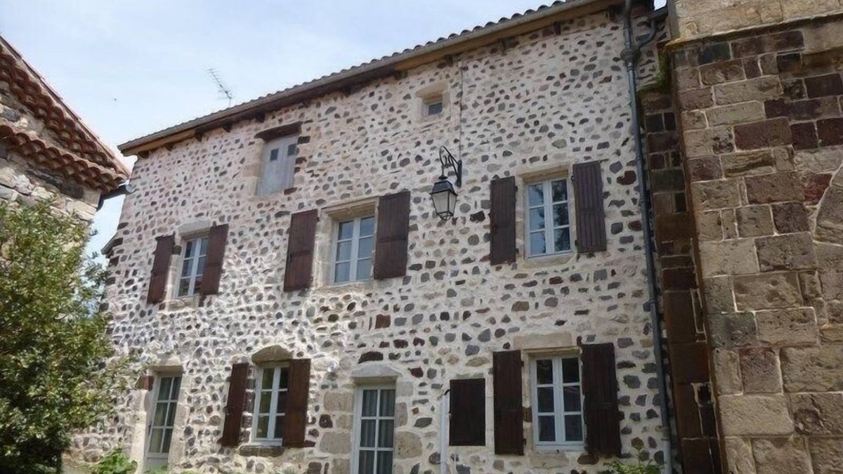 Arlempdes Cottage | Old rectory with 3 bedrooms at the foot of a medieval fortress