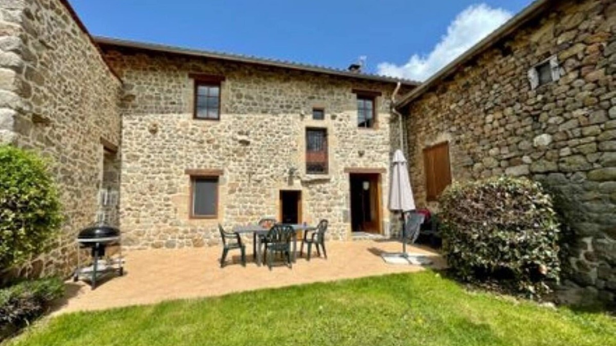 Valprivas Cottage | Old renovated farmhouse in the heart of a small rural village