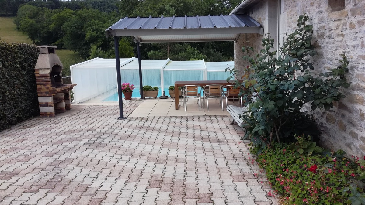 Mayrinhac-Lentour House | Old renovated barn with covered pool