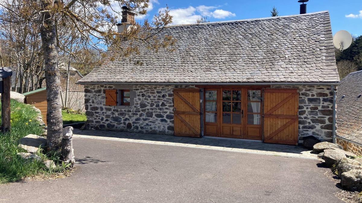Allanche House | Old restored barn located in a hamlet 4 kms from the village of Allanche.