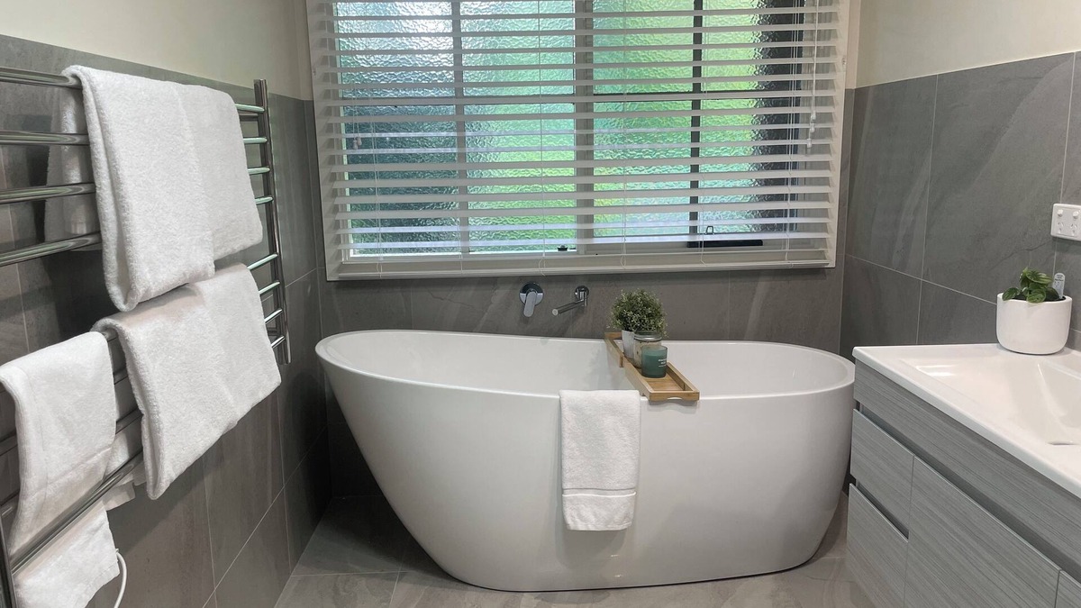 Eurobin House | Old Rose Farmhouse, 2 bedroom 2 ensuite attached country home.