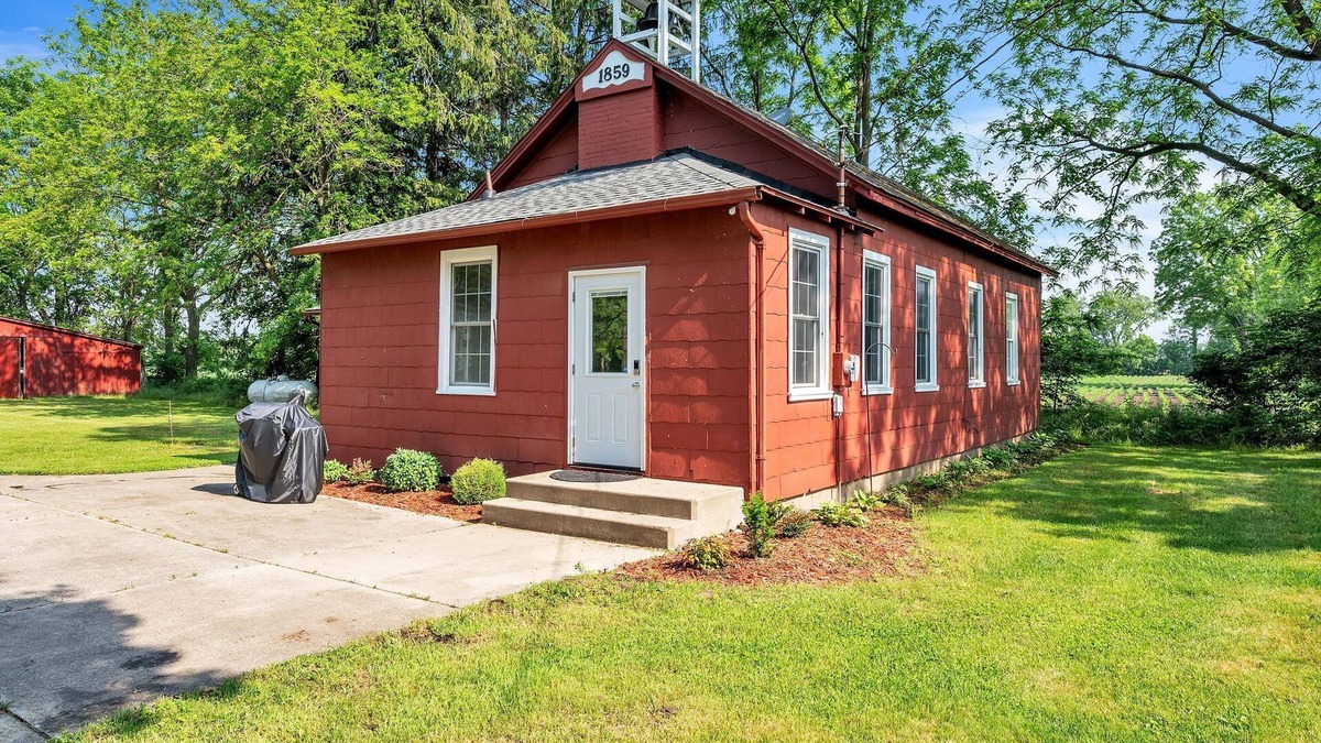 Niles House | Old School Charm Sleeps 6