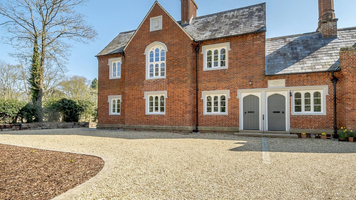 East Dereham House | Old School House - Four Bedroom House, Sleeps 8