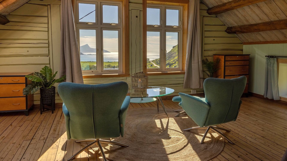 Vestvagøy House | Old school house with fantastic sea view near Haukland beach