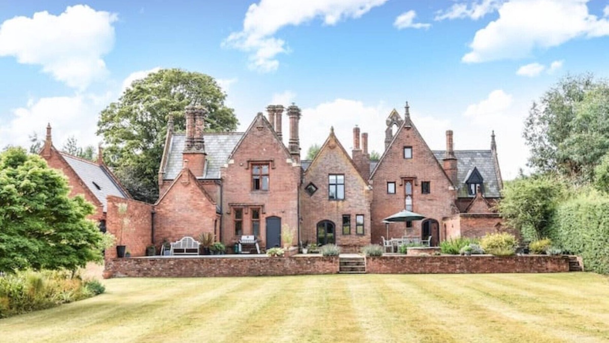Ringland House | Old School meets Contemporary (sleeps 16 to 20)
