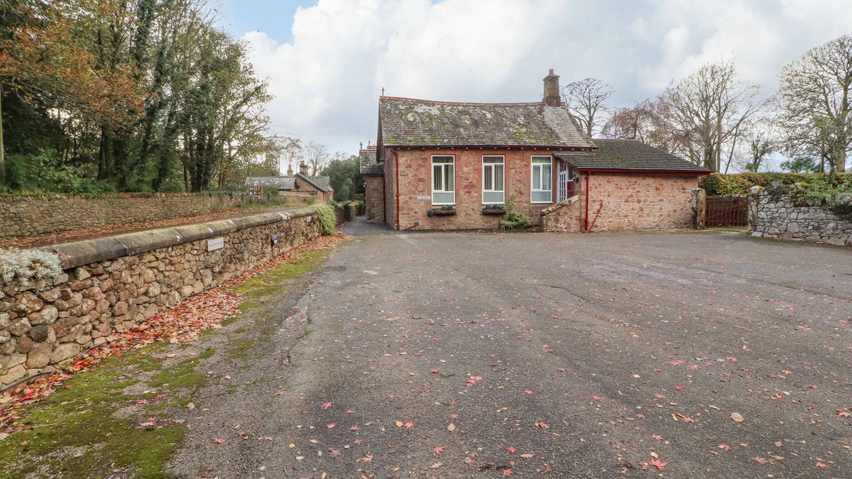 Ravenglass House | OLD SCHOOL MUNCASTER HOUSE, pet friendly, with open fire in Holmrook