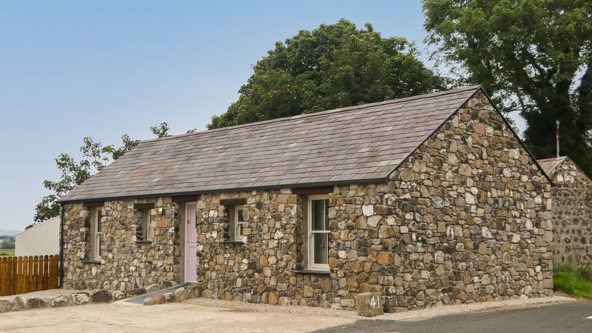 Limavady Cottage | OLD SHOP COTTAGE, family friendly, with hot tub in Limavady