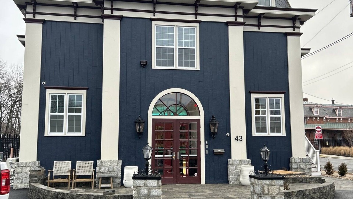 Wallingford Center Apartment | Old Silver factory converted to a new 1Br with all the charm