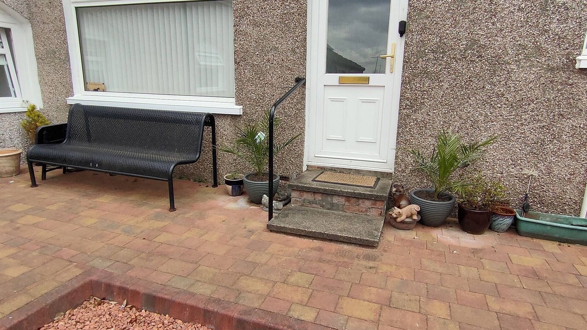Balloch Apartment | OLD SMIDDY APARTMENT, BALLOCH, LOCH LOMOND SLEEPS 3 IN FAMILY ROOM