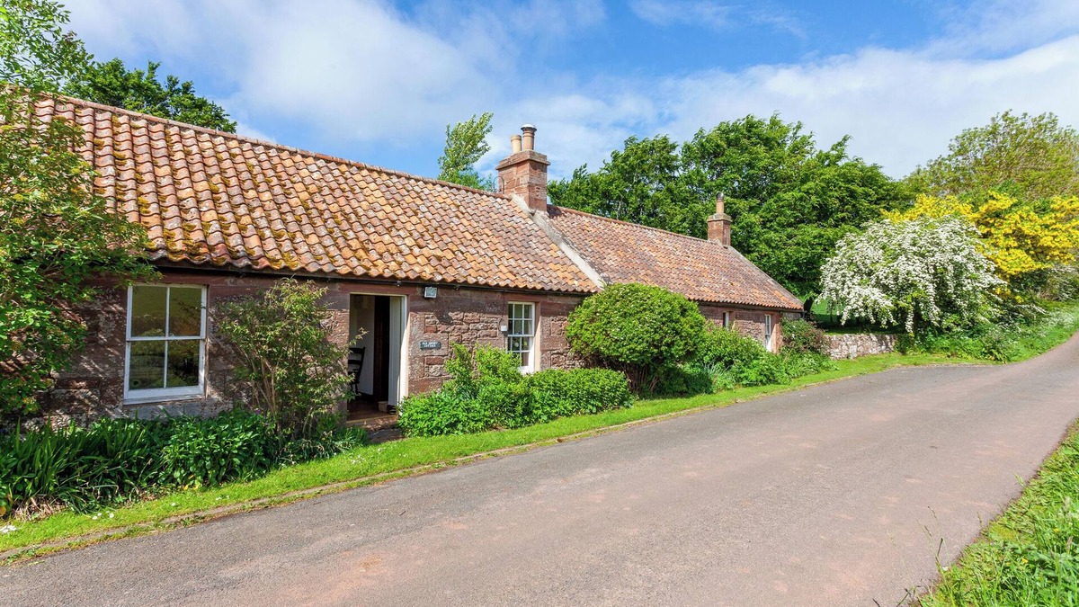 Dunbar Cottage | OLD SMIDDY COTTAGE, pet friendly, with open fire in Haddington